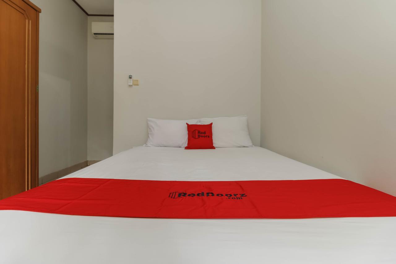 Reddoorz Plus @ Karet Pedurenan 3 Jakarta Exterior foto